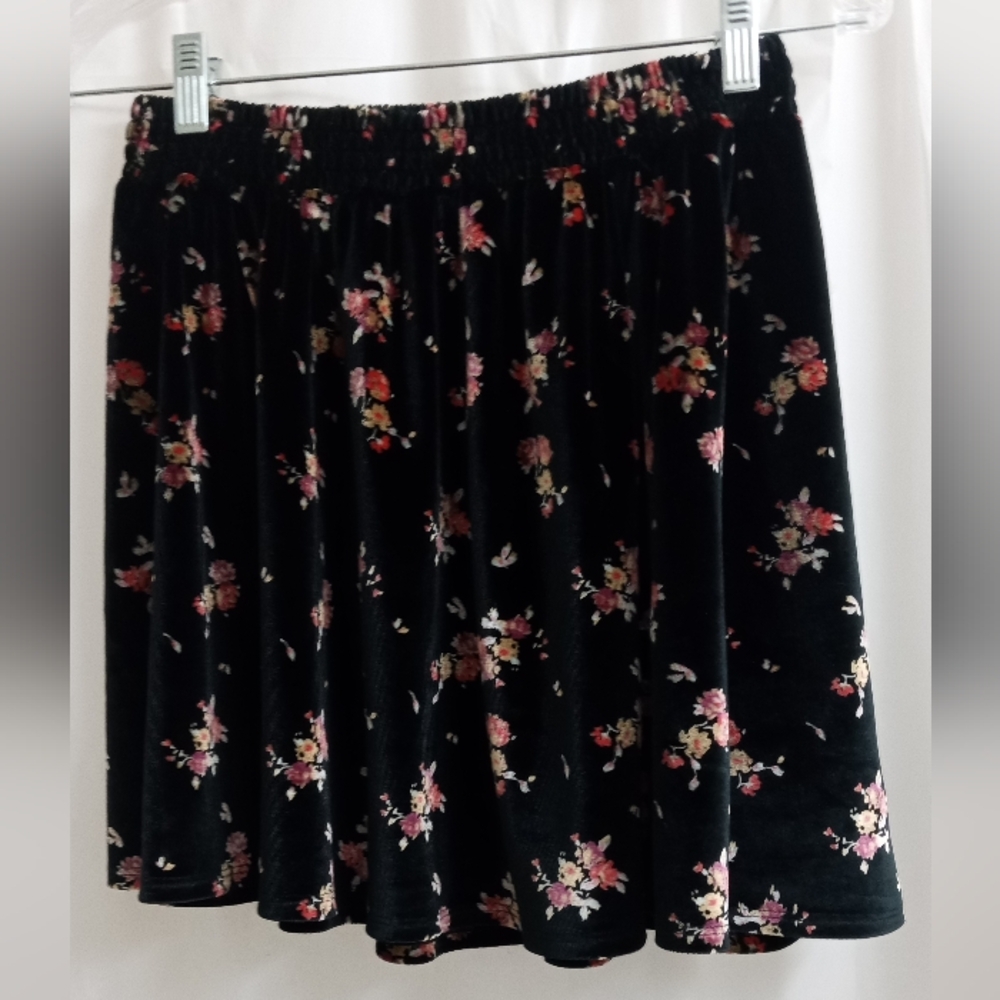 Ecote Black Velvet Red Roses Skater Skirt - Size: S - Picture 5 of 7